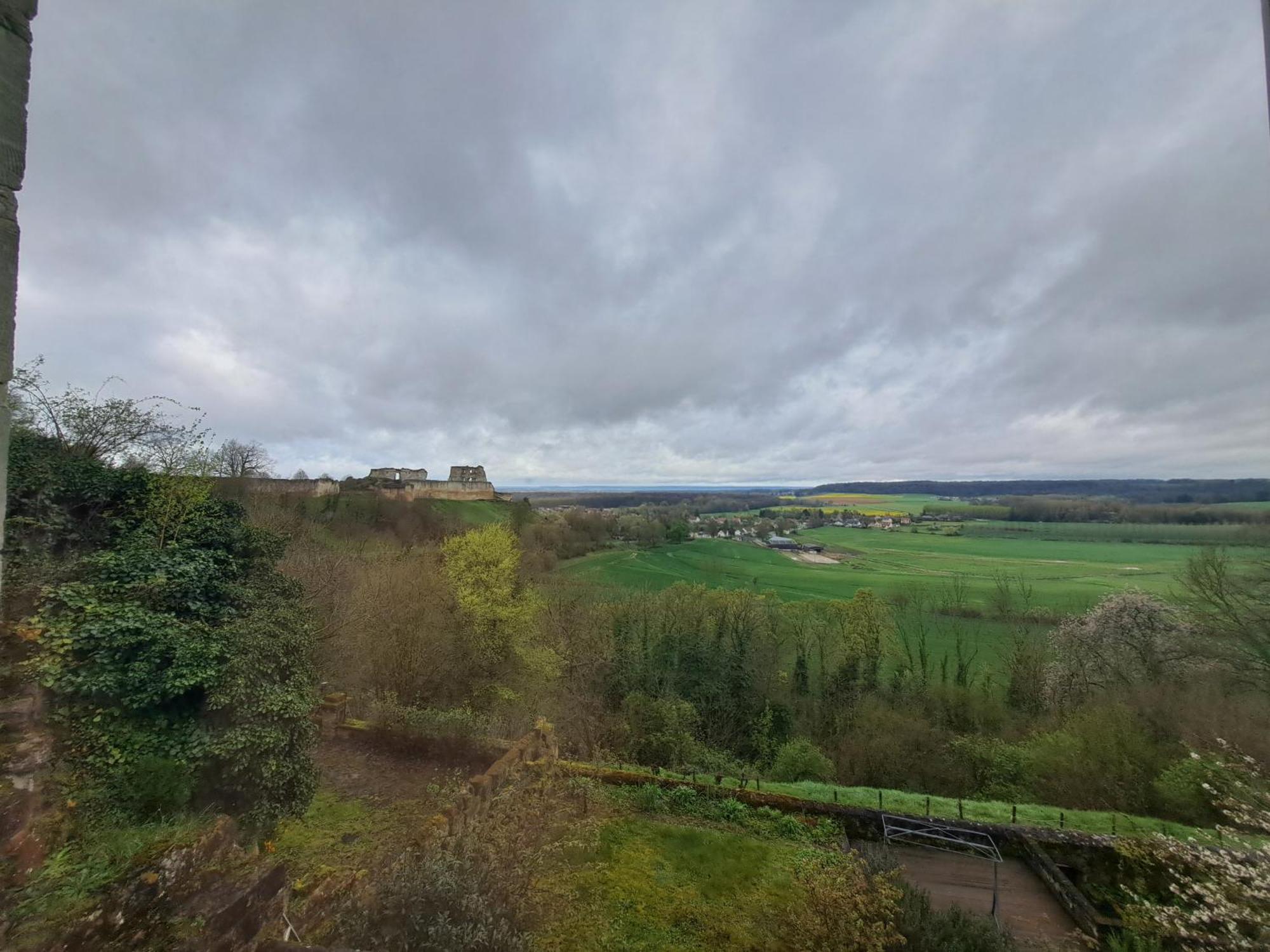 Location A Coucy Le Chateau מראה חיצוני תמונה