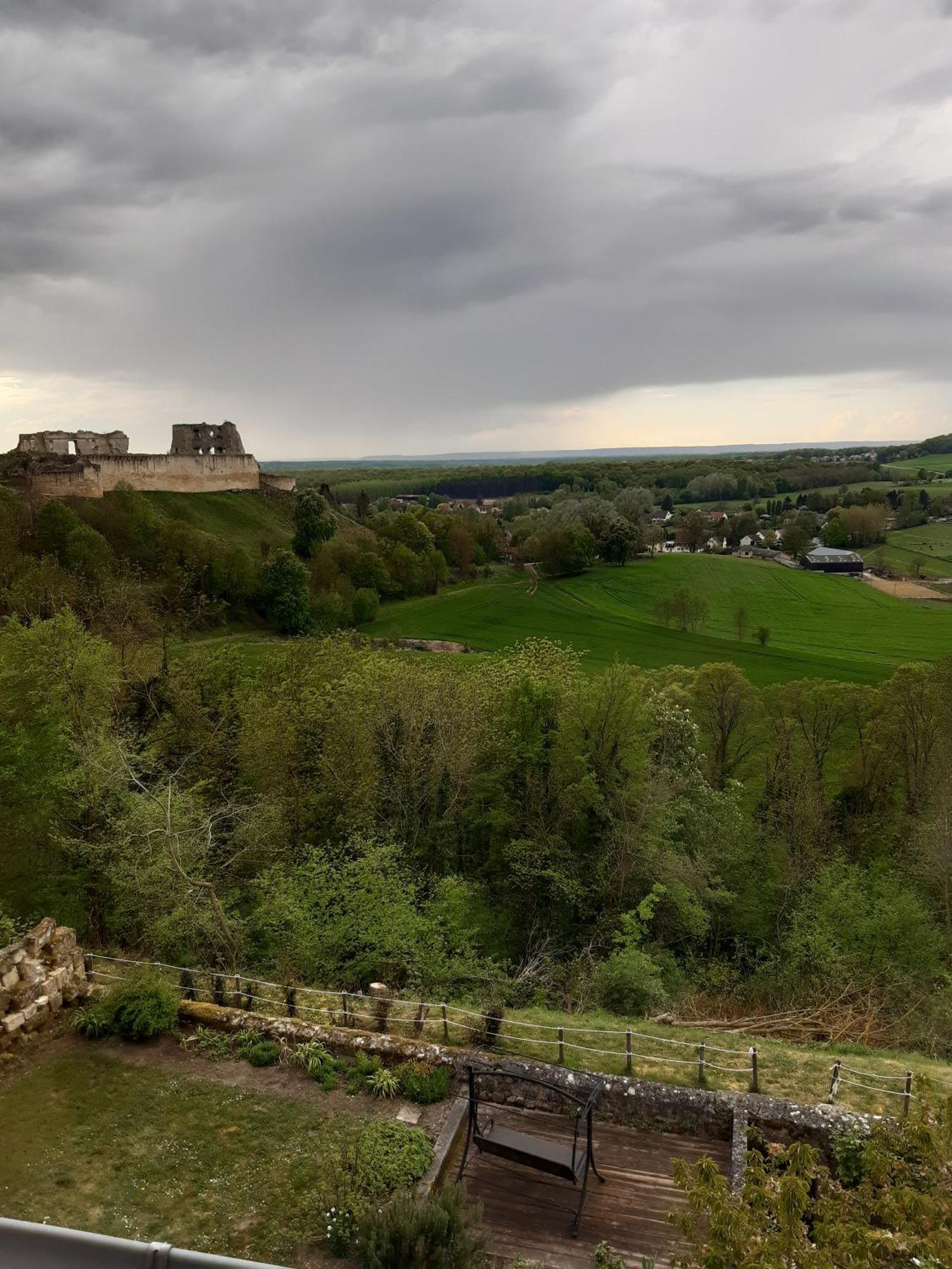 Location A Coucy Le Chateau מראה חיצוני תמונה